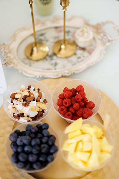 Fructe proaspete și snacks sănătoase oferite clienților la studioul Yaara Wellness din București